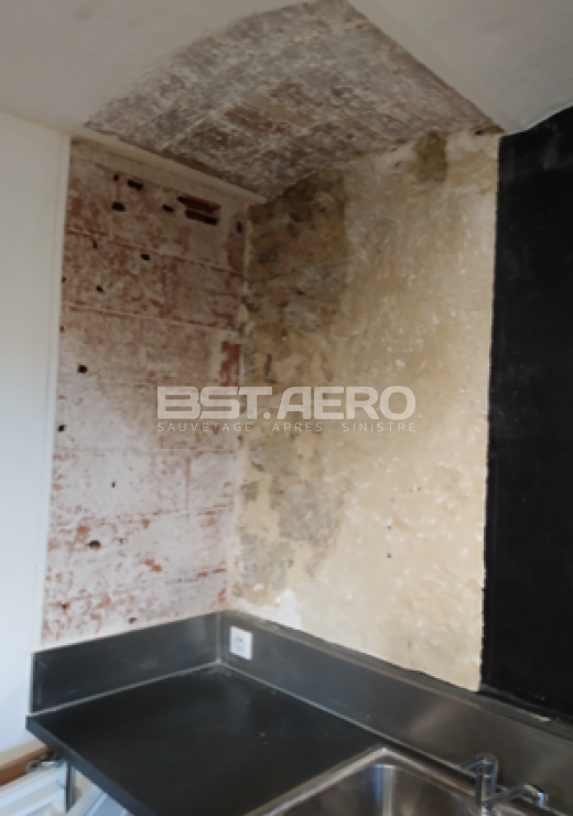 mur imprégné de fioul