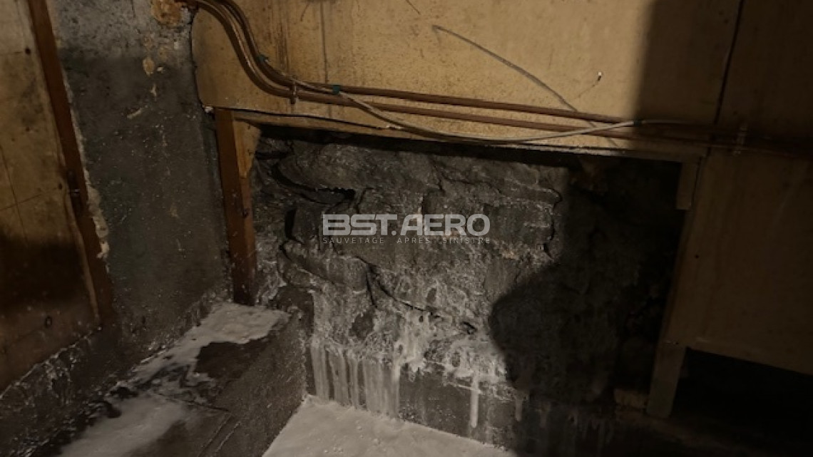 mur mitoyen contamin&eacute; par du fuel